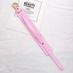 Détail d'une dragonne réglable en cuir rose avec boucle dorée pour coque de téléphone