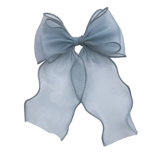 Fiocco in organza azzurro sirena con sottili riflessi e delicati bordi cuciti a mano