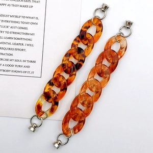 Kreative Acryl-Handykette mit Marmor-Textur und Metallringen auf weißem Hintergrund