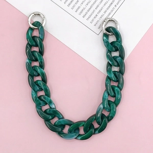 Détail de chaîne en acrylique marbré vert avec boucles d'oreilles en métal argenté