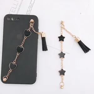 Bracelet de téléphone avec cœurs et étoiles noirs, chaîne dorée et pompon en cuir chic