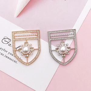 Eleganti ciondoli a forma di scudo con perle e cristalli in oro rosa e argento lucido