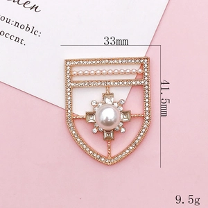 Accessorio fai-da-te a forma di scudo in metallo dorato con perle e strass su rosa