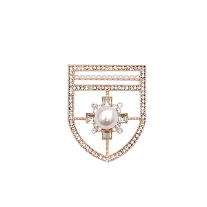 Accessorio DIY dorato a forma di scudo con perla centrale e strass di cristallo scintillanti