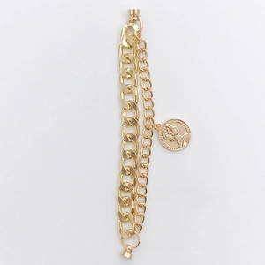 Bracelet double chaîne dorée avec pendentif pièce vintage à l'effigie de la reine