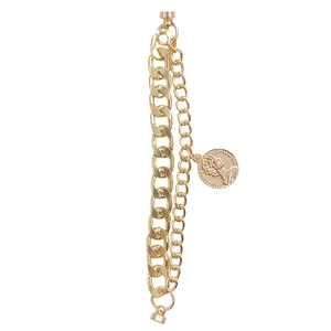 Bracelet double chaîne dorée orné d'un pendentif pièce rétro 1981 avec un portrait