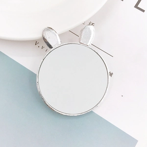 Dettaglio cornice in metallo con orecchie di coniglio argento per specchio cover DIY