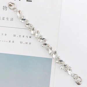 Detalle de cadena de cristal marquesa y redondo con base plateada para joyería DIY