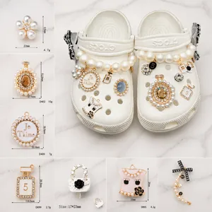 Set de charms de perlas para zuecos con botella de perfume y colgantes de camelia