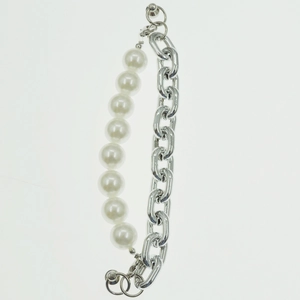 Detail van DIY parel en zilveren metalen ketting voor telefoonhoesjes en sieraden