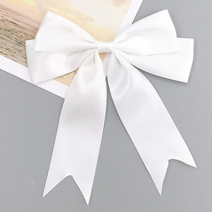 Élégant accessoire de cheveux en satin blanc à double nœud avec ruban sur fond gris