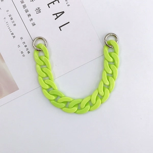 Catena spessa in acrilico verde neon con anelli a molla in metallo argento su bianco