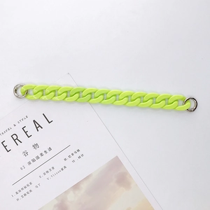 Catena in acrilico verde neon con anelli in metallo argento su uno sfondo bianco pulito