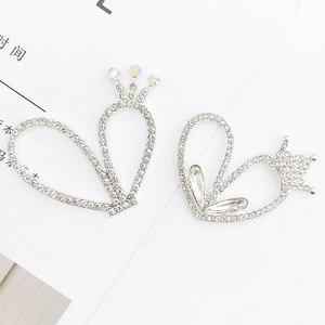Detalle macro de dijes de corona de corazón con pedrería para decorar fundas de móvil