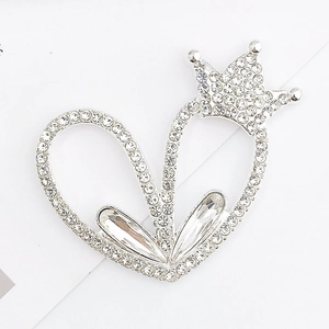 Detalle del broche de corazón en aleación de zinc con corona y cristales brillantes