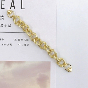 Dettaglio della catena dorata con chiusure rotonde per gioielli fai-da-te e accessori