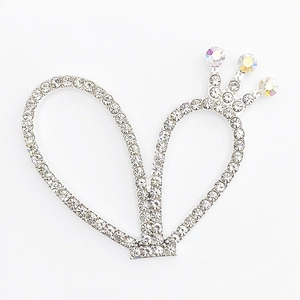 Detalle de accesorio de oreja de conejo en aleación de zinc con diamantes y corona