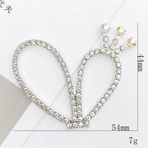 Accesorio de aleación con forma de corazón y corona de diamantes de imitación 54mm x 44mm