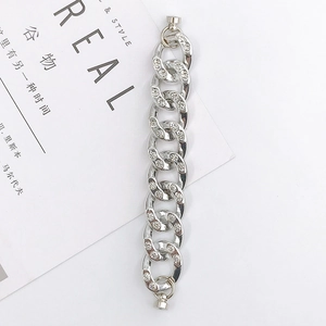 Detailaufnahme der silbernen Gliederkette mit Strasssteinen für DIY Schmuck-Accessoires