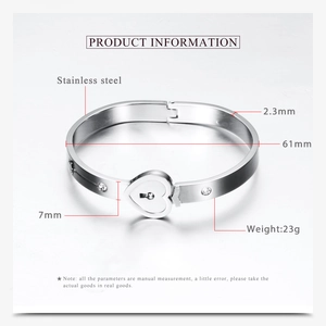 Detail view of heart-shaped stainless steel lock bracelet with size and weight specs