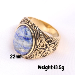 Détail de la pierre de lapis-lazuli 22mm et bague en acier doré à motifs floraux