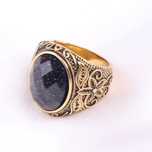 Détail d'une bague vintage en acier inoxydable avec grès bleu facetté et gravures