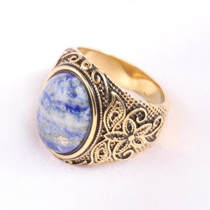 Détail d'une bague vintage en acier doré de 22 mm sertie d'une pierre œil de chat bleue