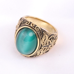 Détail macro d'une bague vintage en acier inoxydable avec pierre verte et motifs