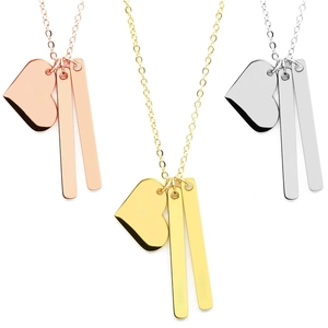 Détail des pendentifs cœur et barre polis en finitions or rose, or jaune et argenté