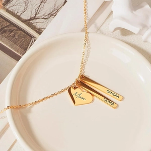 Collier personnalisé en acier doré avec pendentifs gravés en forme de cœur et de barres