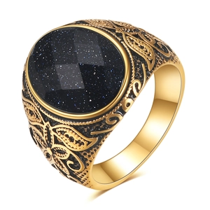Bague vintage plaquée or avec grosse pierre précieuse bleu foncé et motifs sculptés