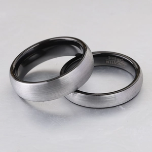 Makroaufnahme von Wolframcarbid-Ring mit gebürsteter Oberfläche und schwarzem Kern