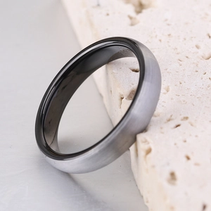 Detail eines gebürsteten grauen Wolframrings mit polierter schwarzer Innenseite und Gravur