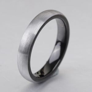 Makroaufnahme: 8mm gewölbter Ring mit silberner Bürstung und schwarzem Innenband