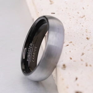 Makroaufnahme des Wolframcarbid-Rings mit gebürsteter Oberfläche und Innen-Gravur
