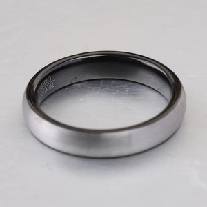 Detailansicht eines Wolframkarbid-Rings mit gebürsteter Oberfläche und schwarzem Innenband