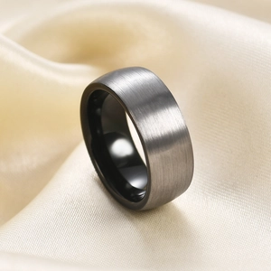 Minimalistischer Ring aus gebürstetem Edelstahl mit schwarzer Innenseite auf Seide