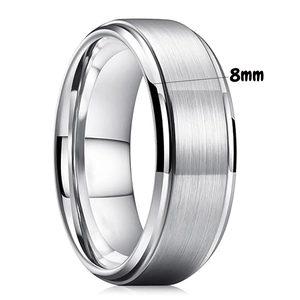 Detalle de anillo de 8mm en acero inoxidable plateado con acabado cepillado y bordes pulidos