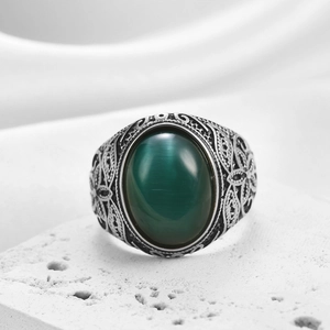 Vista macro di un anello vintage in acciaio inossidabile con occhio di gatto e incisioni