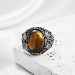 Anello vintage uomo in acciaio con pietra occhio di tigre e incisioni floreali