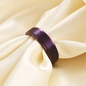 Elegante anillo de 8mm en acero inoxidable púrpura cepillado con bordes pulidos