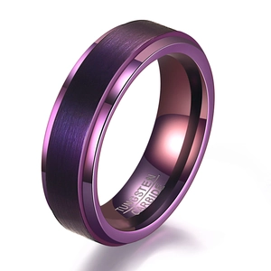 Anillo de carburo de tungsteno púrpura con acabado cepillado y bordes pulidos modernos