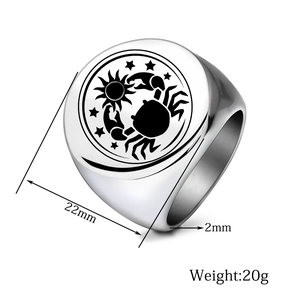 Makroaufnahme des 22mm Edelstahl-Siegelrings mit Krebs-, Sonnen- und Sternengravuren