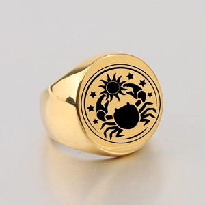 Goldener Siegelring mit eingraviertem Krebs-Sternzeichen-Symbol Sonne und Sternen für Herren