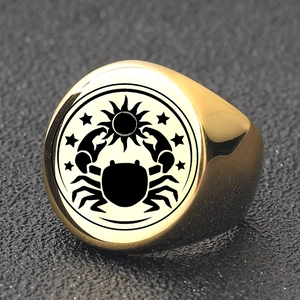 Nahaufnahme eines goldenen Edelstahlrings mit lasergraviertem Krebs-Sternzeichen-Motiv