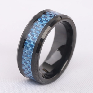 Dettaglio dell'anello in acciaio nero da 8mm con intarsio in fibra di carbonio blu
