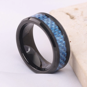 Dettaglio macro dell'anello in carburo di tungsteno nero da 8mm con fibra di carbonio blu