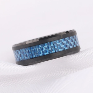 Dettaglio macro dell'anello 8mm in acciaio nero con inserti in fibra di carbonio blu