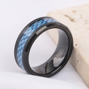Dettaglio macro di anello 8mm in carburo di tungsteno nero con fibra di carbonio blu