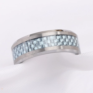 Dettaglio macro dell'anello in acciaio inossidabile da 8 mm con inserto in fibra di carbonio